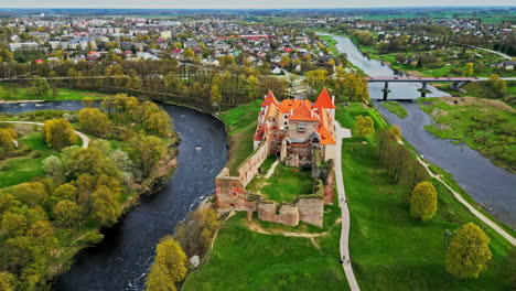 Vista-Aérea-Del-Castillo-Y-La-Ciudad-De-Bauska,-Letonia