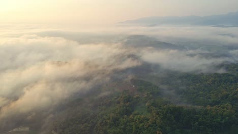 Hohe-Luftaufnahme-über-Die-Indonesische-Landschaft-An-Einem-Nebligen-Tag