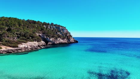 Wunderschöner-Strand-An-Der-Klippe-Auf-Menorca
