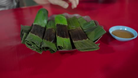 Pastel-De-Pescado-Otak-otak-Del-Sudeste-Asiático-Y-Envuelto-En-Paquetes-De-Hojas