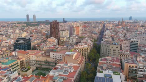 Skyline-Von-Barcelona-Während-Der-Goldenen-Stunde,-Die-Die-Dichte-Architektur-Der-Stadt-Einfängt,-Luftaufnahme