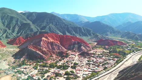 Atemberaubender-Panoramablick-Aus-Der-Luft,-Der-Die-Fantastischen-Farben-Von-Purmamarca-Einfängt