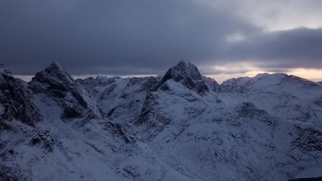 Vista-Aérea-Del-Hermoso-Paisaje-De-La-Montaña-Nevada-De-Noruega-Durante-El-Invierno