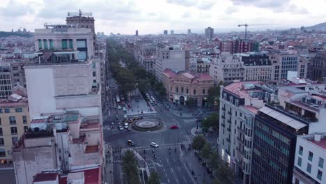 Eine-Belebte-Kreuzung-In-Barcelona-Mit-Autos-Und-Fußgängern,-Bewölkter-Tag,-Luftaufnahme