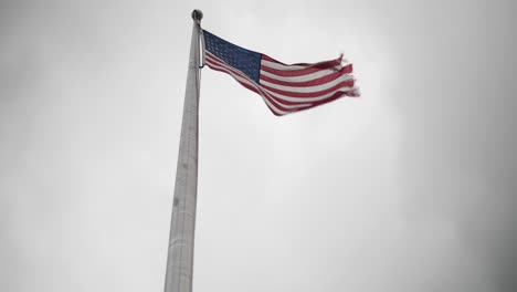 Amerikanische-Flagge-Weht-Im-Wind