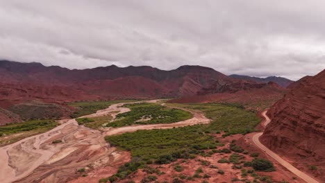 Atemberaubende-Luftaufnahme-Des-Flusses-Las-Conchas-Im-Calchaquí-Tal,-Salta,-Argentinien