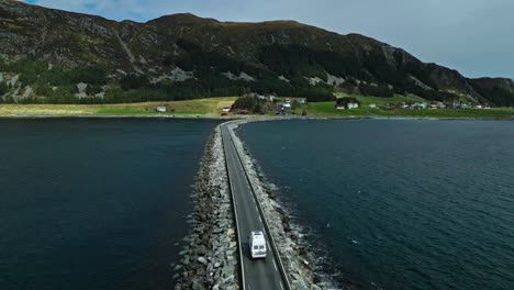 Viaje-En-Minivan-Por-El-Puente-A-La-Isla-Runde,-Noruega.