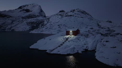 Luftaufnahme-Der-Schönen-Landschaft-Des-Schneebedeckten-Berges-Norwegens-Im-Winter