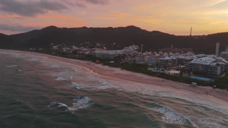 Sonnenuntergang-über-Praia-Brava,-Florianópolis,-Präsentiert-Seine-Luxuriösen-Eigentumswohnungen-Vor-Dem-Hintergrund-Des-Farbenfrohen-Himmels