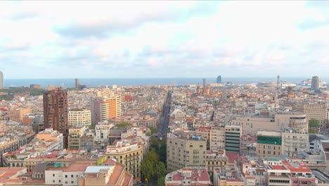Weite-Luftaufnahme-Der-Skyline-Von-Barcelona-Mit-Stadtgebäuden-Bei-Sanftem-Tageslicht
