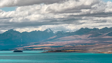 Timelapse-De-Nubes-Moviéndose-Rápidamente-Sobre-La-Costa,-Superficie-Del-Lago-Pukaki,-Nueva-Zelanda