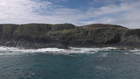 Langsame-Einspielung-Der-Berühmten-Basaltfelsen-An-Der-Küste-Der-Insel-Staffa