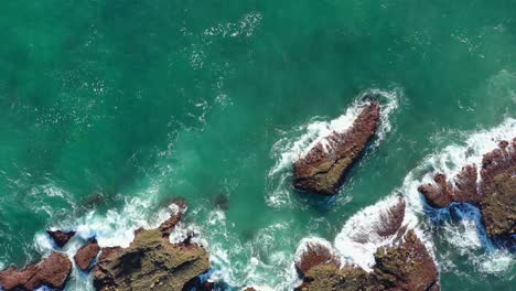 Ocean-Waves-Crashing-On-Rocky-Outcrops-At-Laguna-Beach-In-Orange-County,-California
