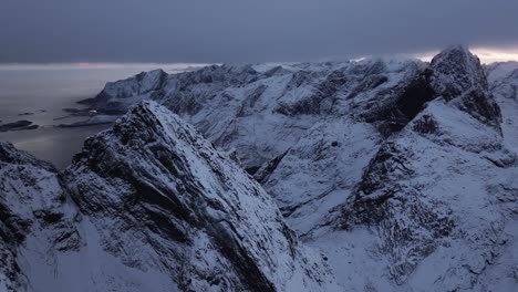 Vista-Aérea-Del-Hermoso-Paisaje-De-La-Montaña-Nevada-De-Noruega-Durante-El-Invierno