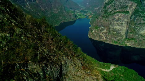 Atemberaubende-Aussicht-Auf-Fjorde,-Die-Durch-Die-Hoch-Aufragende-Berglandschaft-Norwegens-Fließen