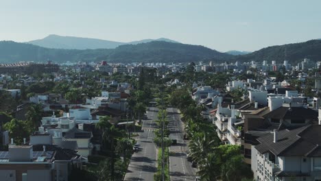 Avanzando-Sobre-La-Avenida-Dos-Búzios-En-La-Playa-Jurerê-Internacional-Y-Jurerê,-Mostrando-Hermosas-Y-Amplias-Casas