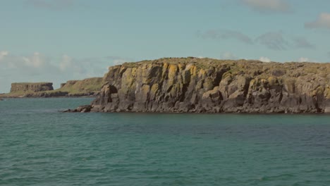 Langsame-Einstellungsaufnahme-Um-Die-Unbewohnten-Inseln-Innerhalb-Der-Treshnish-Isles