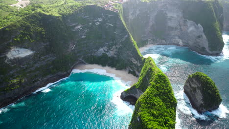 Vista-Aérea-Panorámica-De-La-Playa-De-Kelingking,-Nusa-Penida-Y-Batu-Raharja.