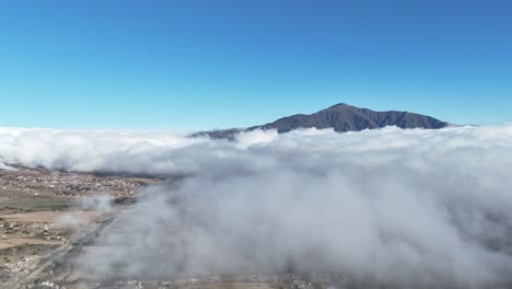 Hyperlapse-De-Drones-Atraviesa-Las-Nubes-Sobre-La-Ciudad-De-Tafí-Del-Valle-En-Tucumán,-Argentina