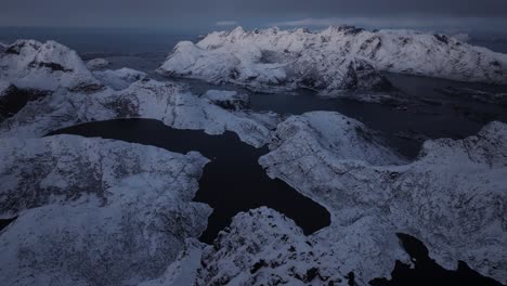 Luftaufnahme-Der-Schönen-Landschaft-Des-Schneebedeckten-Berges-Norwegens-Im-Winter