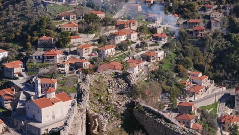 Das-Malerische-Dorf-Karytaina-Liegt-Unterhalb-Der-Burgmauer-Und-Des-Fahnenmastes,-Luftaufnahmen-Zeigen