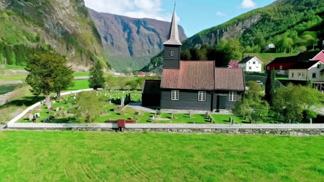 Holzfassade-Der-Kirche-Von-Flam-Mit-Friedhof-Im-Dorf-Flam-In-Norwegen