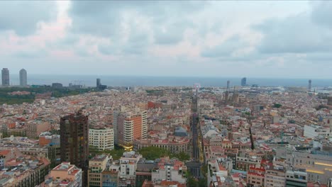 Paisaje-Urbano-De-Barcelona-Con-Sagrada-Familia-Y-Cielo-Nublado,-Durante-El-Día,-Vista-Aérea