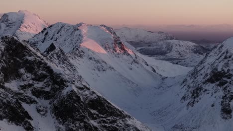 Luftaufnahme-Der-Schönen-Landschaft-Des-Schneebedeckten-Berges-Norwegens-Im-Winter