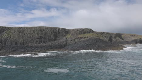 Toma-De-Establecimiento-De-La-Isla-De-Staffa,-Famosas-Rocas-De-Basalto-Hexagonales.