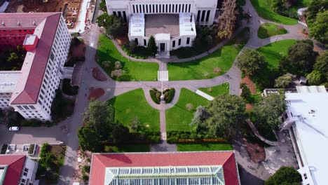 Vista-Aérea-De-Los-Edificios-Y-Pasillos-Del-Campus-De-La-Universidad-De-Berkeley-De-California,-Que-Revela-Un-Disparo-De-Un-Dron