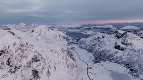 Luftaufnahme-Der-Schönen-Landschaft-Des-Schneebedeckten-Berges-Norwegens-Im-Winter