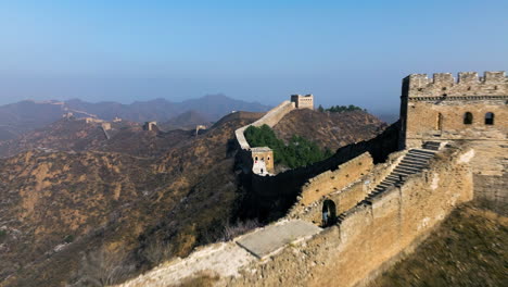 Die-Große-Mauer-Von-Jinshanling-Mit-Der-Bergregion-Des-Kreises-Luanping,-Chengde,-Provinz-Hebei-Im-Nordosten-Der-Stadt-Peking,-China