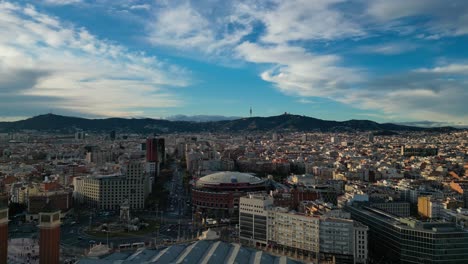 Horizonte-De-Barcelona-Con-Monumentos-Destacados-Bajo-Un-Cielo-Azul,-Vista-Aérea