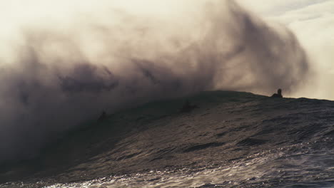 Un-Barril-De-Olas-Se-Estrella-Colapsando-Y-Escupiendo-Niebla-Sobre-Los-Surfistas.