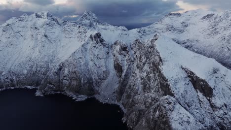 Luftaufnahme-Der-Schönen-Landschaft-Des-Schneebedeckten-Berges-Norwegens-Im-Winter