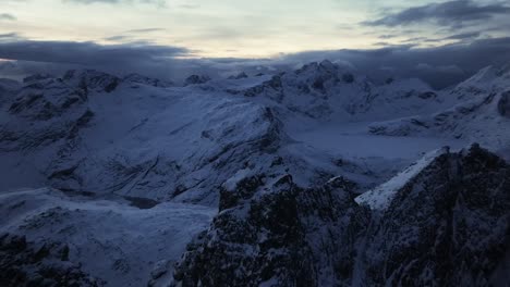 Vista-Aérea-Del-Hermoso-Paisaje-De-La-Montaña-Nevada-De-Noruega-Durante-El-Invierno