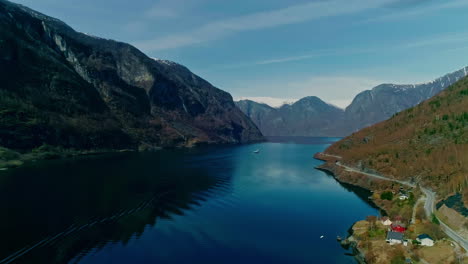 Malerische-Aussicht-Auf-Den-Sognefjord-Inmitten-Hoch-Aufragender-Klippen-Und-Täler-In-Der-Provinz-Vestland-Im-Westen-Norwegens