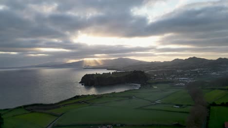 El-Sol-Naciente-Proyecta-Su-Resplandor-Dorado-Sobre-Las-Colinas-Y-La-Costa-Oceánica-De-La-Riviera-Portuguesa-En-Açores,-Portugal,-Personificando-La-Belleza-Y-La-Tranquilidad-De-Los-Paisajes-Costeros