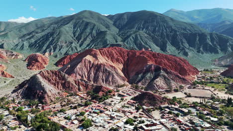 Vogelperspektive-Auf-Den-Fabelhaften-Purmamarca-Und-Seinen-Berühmten-Cerro-De-Los-Siete-Colores-