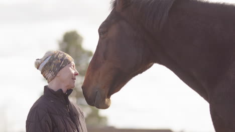 Mujer-Emocional-Llorando-Con-Los-Ojos-Cerrados-Mientras-Está-Cerca-Del-Caballo,-Terapia-Con-Caballos