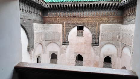 Klassischer-Blick-Auf-Das-Alte-Riad-In-Fes,-Fez,-Marokko,-Innengarten,-Keine-Dacharchitektur