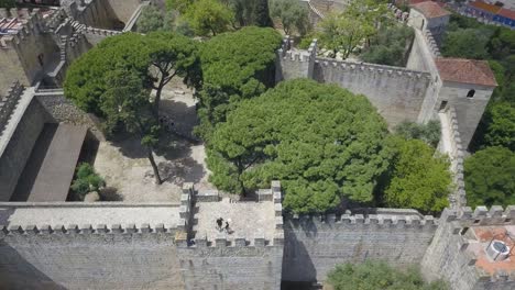 Von-Einem-Erhöhten-Aussichtspunkt-Aus-Die-Ikonische-Burg-São-Jorge-In-Lissabon,-Portugal,-Symbolisiert-Das-Reiche-Kulturelle-Erbe-Der-Region