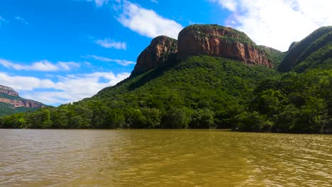 Majestuosa-Montaña-Con-Selva-Verde-En-El-Cañón-Del-Río-Blyde-En-Sudáfrica