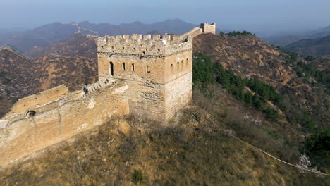 Vuele-De-Regreso-Sobre-La-Gran-Muralla-Jinshanling-En-La-Zona-Montañosa-Del-Condado-De-Luanping,-Chengde,-Provincia-De-Hebei,-Beijing,-China.