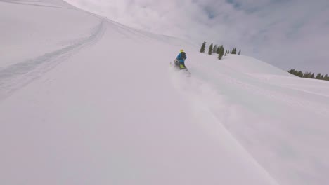 Luft-FPV-Verfolgt-Schneemobilfahrer-Durch-Schneebedeckte-Sharkstooth-Peak-Landschaft-In-Colorado