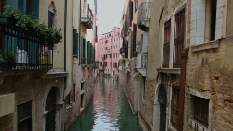 Canal-Tranquilo-Y-Estrecho-En-Zona-Residencial-De-Venecia-Italia.