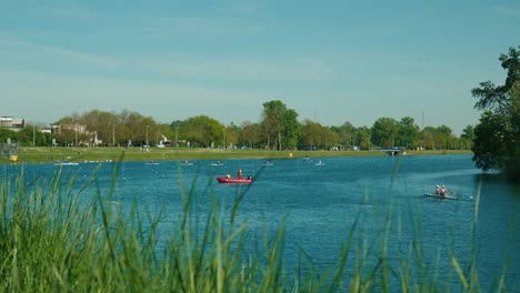 Vibrantes-Actividades-Junto-Al-Lago-Jarun-En-Zagreb,-Con-Equipos-De-Kayak-Y-Remo-En-Acción