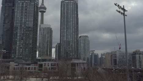 Horizonte-Del-Centro-De-Toronto-Y-Autopista-Gardner,-Tiro-Deslizante