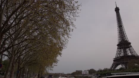 Capturando-La-Torre-Eiffel-Desde-La-Perspectiva-De-Una-Carretera-Junto-Al-Río,-Balanceándose-De-Izquierda-A-Derecha.