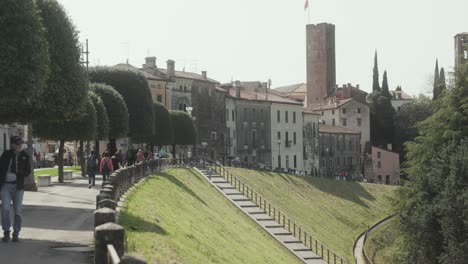 Menschen-Auf-Der-Historischen-Viale-Dei-Martiri-Mit-Blick-Auf-Den-Turm-Von-Ser-Ivano-In-Bassano-Del-Grappa,-Italien